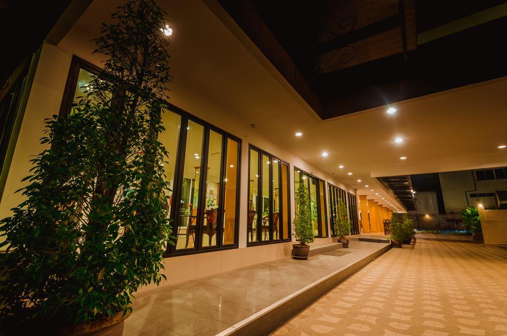 Th Beach Hotel Hua Hin Bagian luar foto