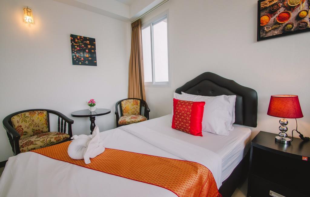 Th Beach Hotel Hua Hin Bagian luar foto