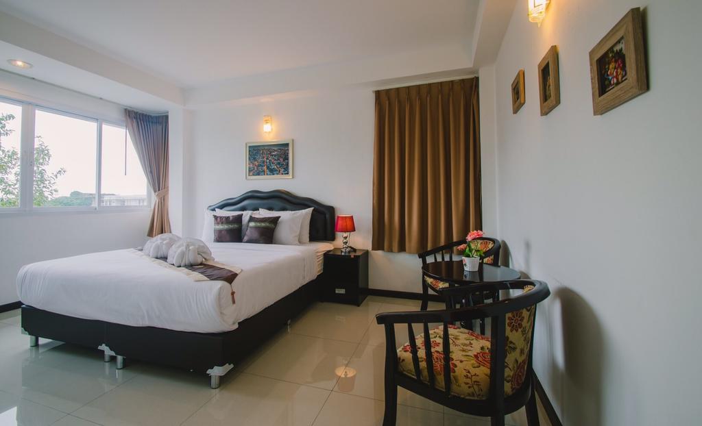 Th Beach Hotel Hua Hin Bagian luar foto