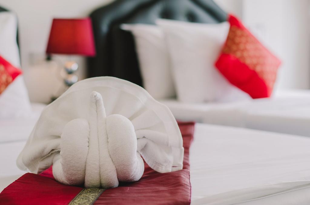 Th Beach Hotel Hua Hin Bagian luar foto