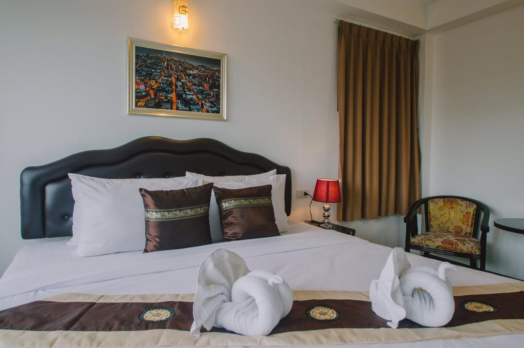 Th Beach Hotel Hua Hin Bagian luar foto