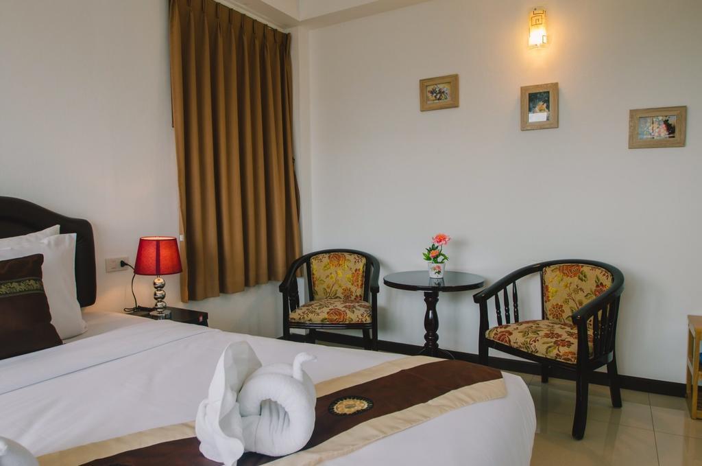 Th Beach Hotel Hua Hin Bagian luar foto