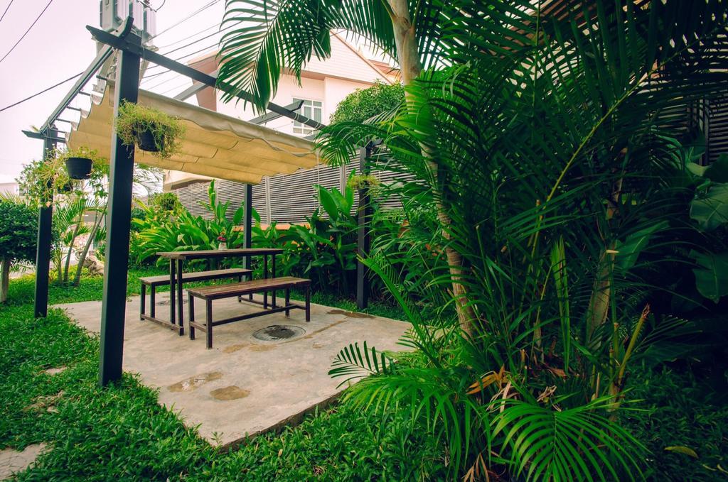 Th Beach Hotel Hua Hin Bagian luar foto
