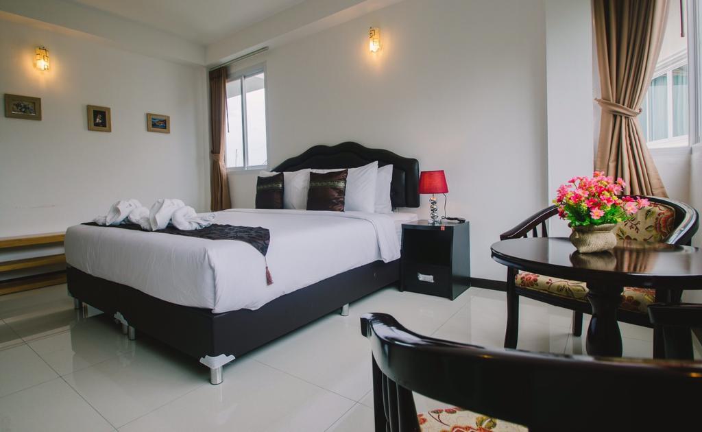 Th Beach Hotel Hua Hin Bagian luar foto