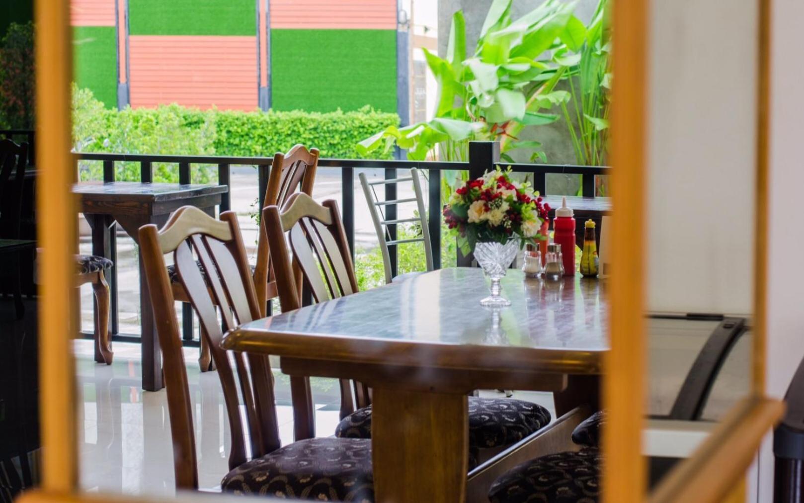 Th Beach Hotel Hua Hin Bagian luar foto
