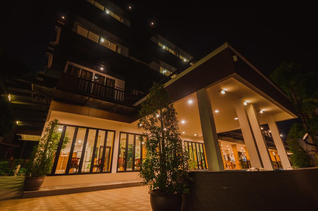 Th Beach Hotel Hua Hin Bagian luar foto