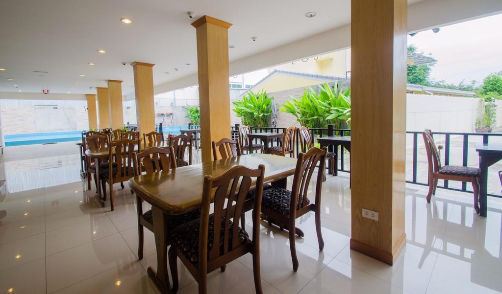 Th Beach Hotel Hua Hin Bagian luar foto