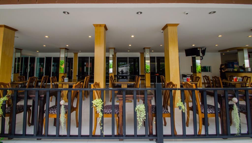 Th Beach Hotel Hua Hin Bagian luar foto