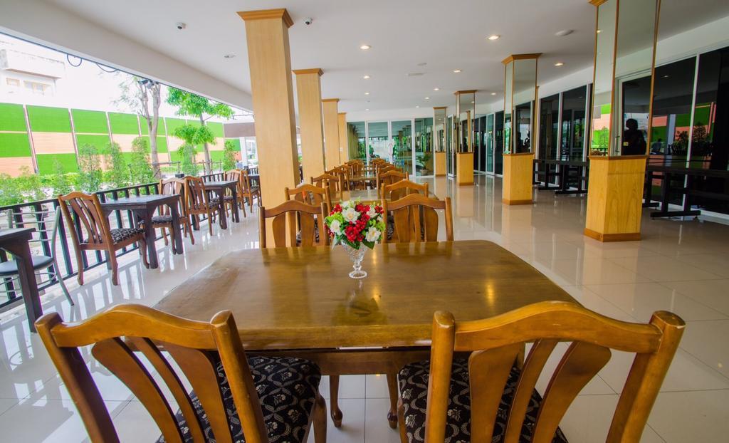 Th Beach Hotel Hua Hin Bagian luar foto