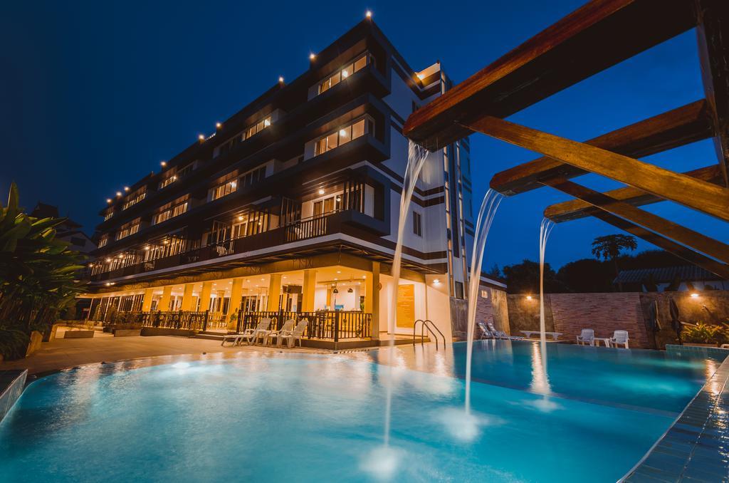 Th Beach Hotel Hua Hin Bagian luar foto