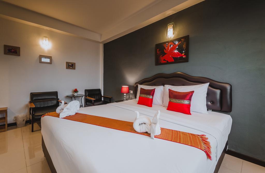 Th Beach Hotel Hua Hin Bagian luar foto