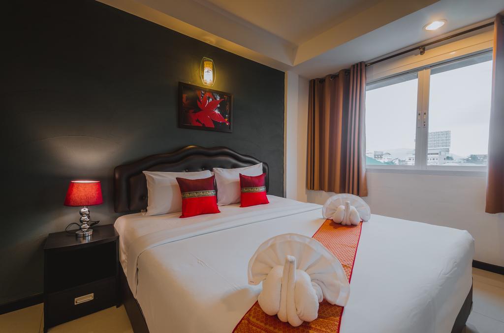 Th Beach Hotel Hua Hin Bagian luar foto