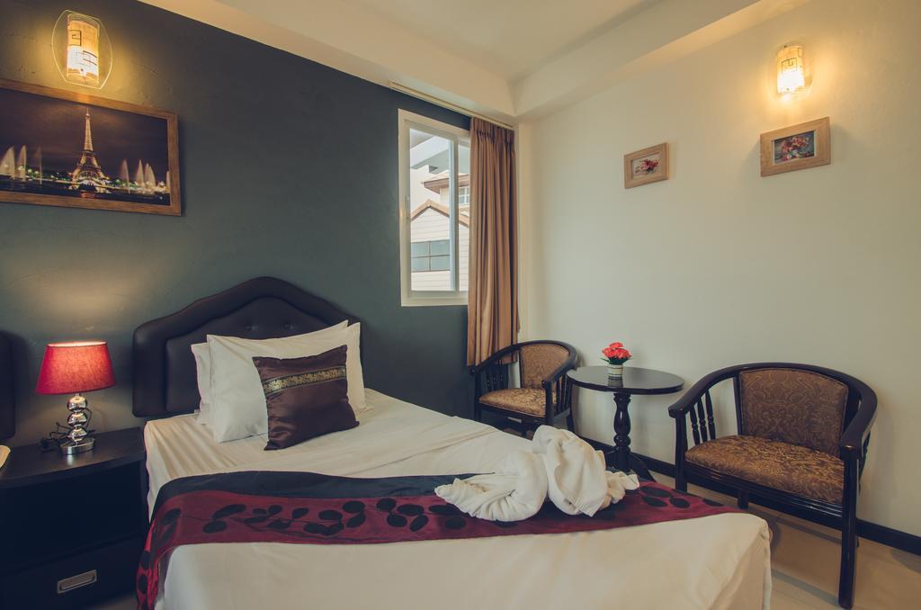 Th Beach Hotel Hua Hin Bagian luar foto