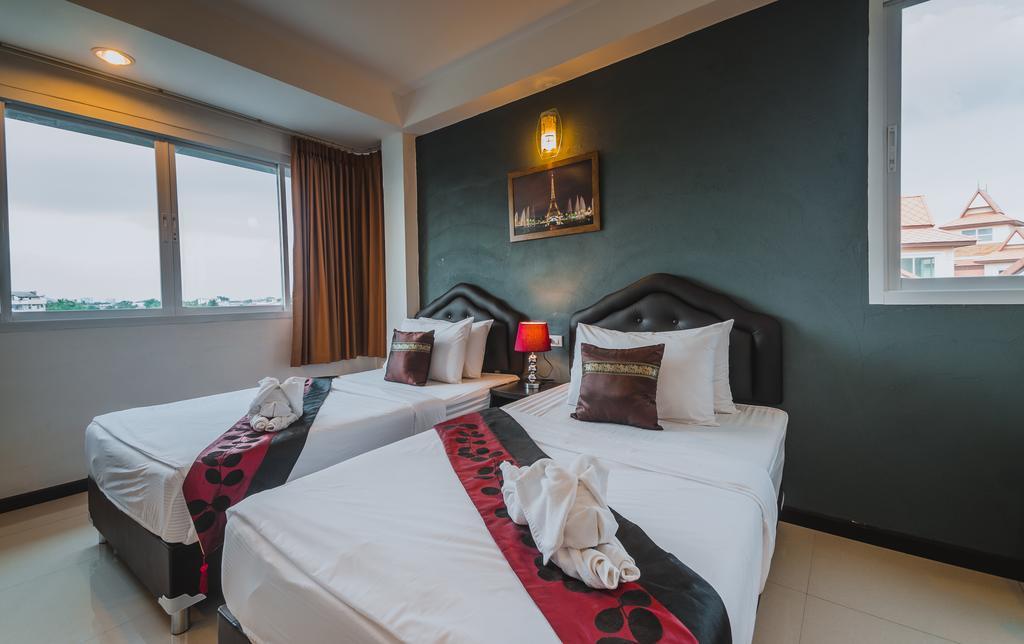 Th Beach Hotel Hua Hin Bagian luar foto
