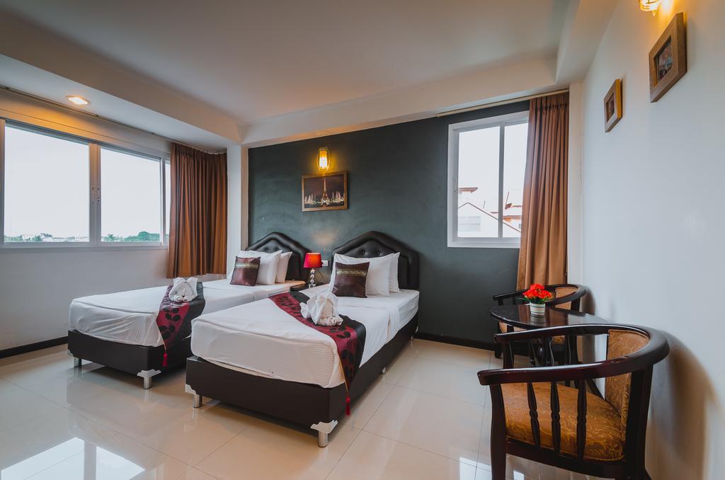 Th Beach Hotel Hua Hin Bagian luar foto