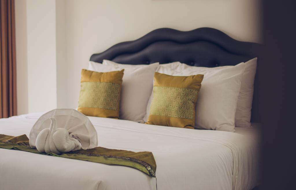 Th Beach Hotel Hua Hin Bagian luar foto