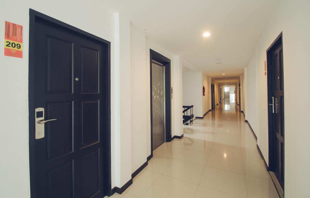Th Beach Hotel Hua Hin Bagian luar foto