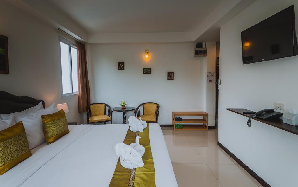 Th Beach Hotel Hua Hin Bagian luar foto