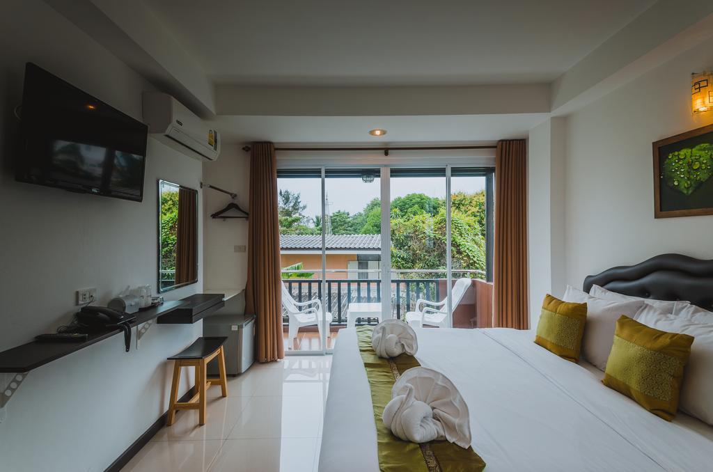 Th Beach Hotel Hua Hin Bagian luar foto