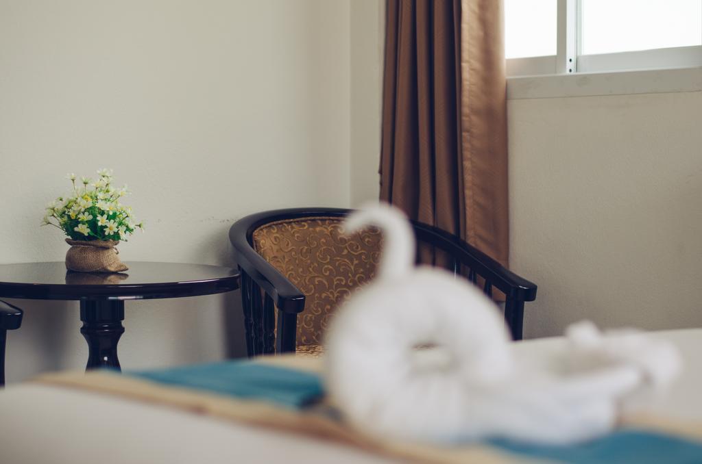Th Beach Hotel Hua Hin Bagian luar foto