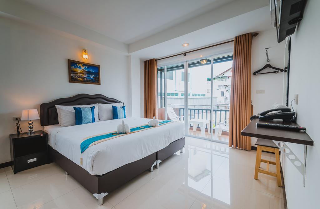 Th Beach Hotel Hua Hin Bagian luar foto