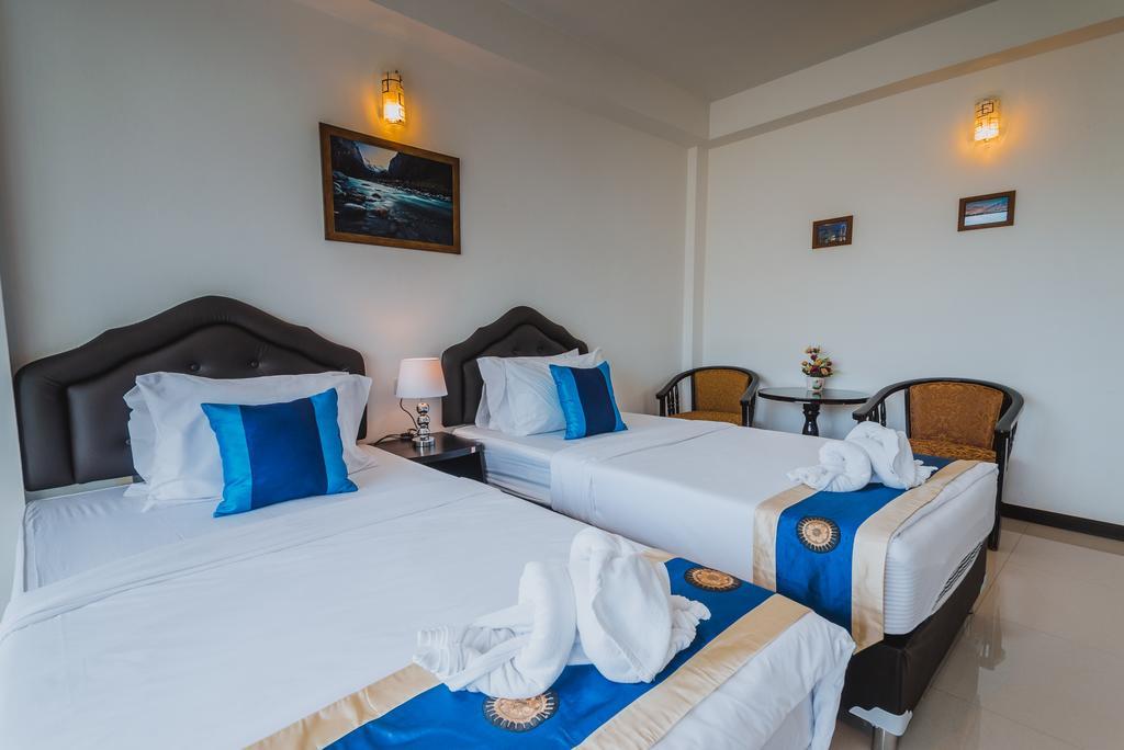Th Beach Hotel Hua Hin Bagian luar foto