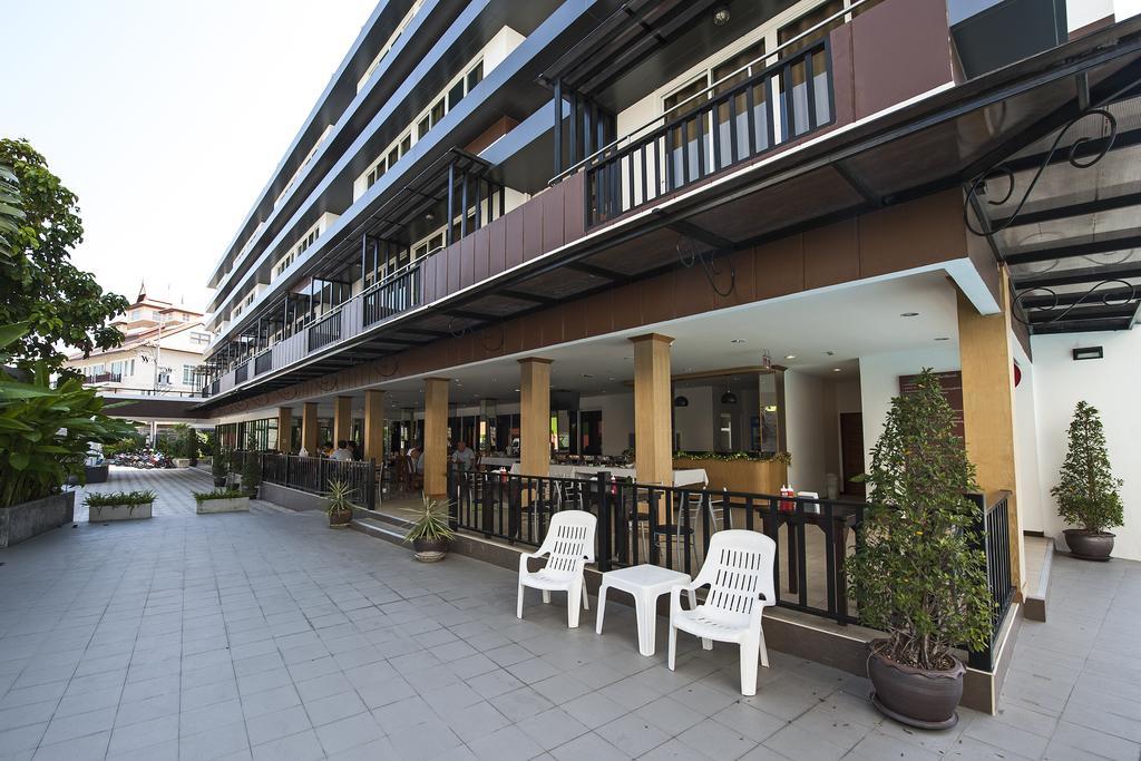 Th Beach Hotel Hua Hin Bagian luar foto