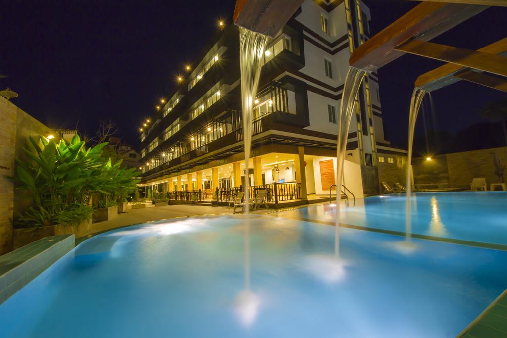 Th Beach Hotel Hua Hin Bagian luar foto