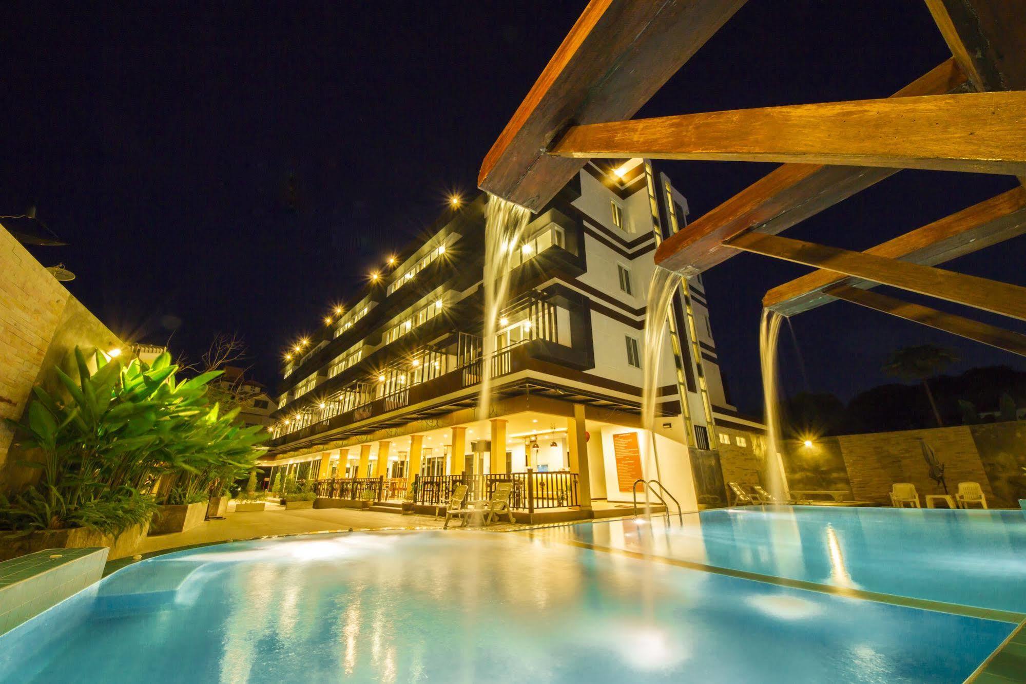 Th Beach Hotel Hua Hin Bagian luar foto